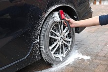 コメリが洗車グッズの新商品を発売、撥水力2倍のカーワックススプレーなど4アイテム