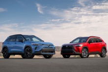 トヨタ『カローラクロス』改良新型、米国はガソリン車も設定…ハイブリッドと顔が違う