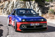 ルノーの電動スーパーカー『5ターボ3E』、初の公開走行…ツール・ド・コルス優勝車カラーで登場