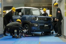どうやって駅構内に運んだ？『クロスビー』改良新型のJR浜松駅搬入の裏側をスズキが公開 画像