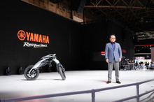 「私たちは感動創造企業」ヤマハ社長がアピールする「技術と感性」結集した自立する2輪と、“曲がる3輪”…ジャパンモビリティショー2025