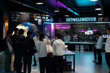 どうしたアイシン!? あざとエモい“ガレージ風”展示の完成度がやたら高かった件…ジャパンモビリティショー2025 画像