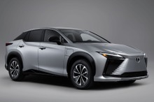 レクサス『RZ』改良新型、米国発売へ…「プラグ&チャージ」機能搭載 画像