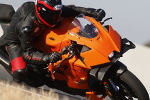 【KTM 990RC R 試乗】エキサイティングかつ、人間が操ることができる「良い境界線」…鈴木大五郎 画像