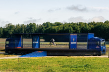 自動運転トラック2台の間を自転車で飛び越える、世界初の挑戦に成功…スカニア 画像