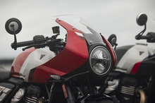 普通二輪免許で乗れるトライアンフに新型登場！ 82.9万円から買える『スラクストン400』と『トラッカー400』 画像