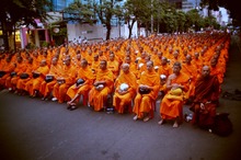 タイ国内の僧侶2555人が大集結！バンコクの日本人街で行われた大規模な托鉢がスゴイ！