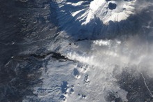 ロシア、トルバチック火山の噴火を人工衛星から見る