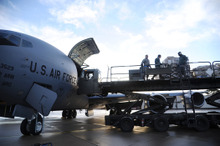 アメリカ空軍の輸送機、KC-135が新省燃費エンジンをインストール