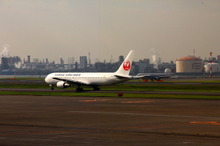 東京モノレール羽田空港国際線ビル駅に沖電気製外貨自動両替機を設置