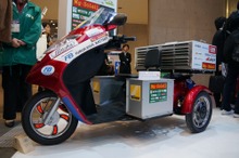 【スマートエネルギーWeek13】災害時、食塩水で走る電動バイク…マグネシウム空気電池を搭載