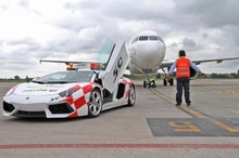 世界最速の空港誘導車、イタリアに登場…ランボルギーニ アヴェンタドール
