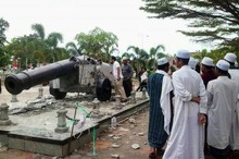 タイ深南部支配の象徴、パヤタニ大砲の模型爆破
