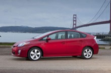 新車乗用車販売ランキング、プリウスが僅差でトップ…2013年上半期