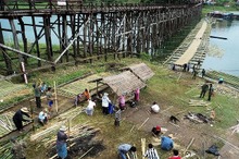 崩落したタイ一長い木橋、隣に臨時の竹橋完成