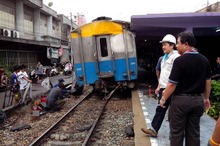 バンコクで列車脱線、駅の屋根に衝突