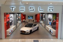 米EVのテスラ、英国初の販売店を開業