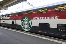 「走るスタバ」スイスに登場…2階建て食堂車を改造、11月21日から運行開始