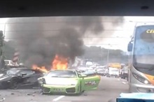 ランボルギーニが事故、3台が全焼…マレーシア［動画］