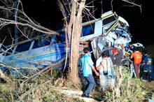 タイ東北で長距離バス事故、運転手死亡