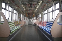 多摩モノレール、イケア立川オープン記念の「IKEA TRAIN」運行中