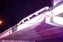 陸橋から道路にトラック転落　４台衝突、１１人けが　タイ東部チョンブリ