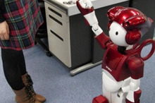 日立、人間共生ロボットの対話技術を開発…相手の動作で理解度を推定