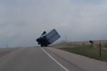 横風を受けたトラック、横転寸前から奇跡の立て直し［動画］