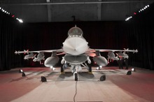 ロッキード・マーティン、イラク空軍向けF-16初号機を納入
