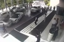 ランボルギーニ ガヤルド、インドの高級ホテルで事故…駐車係が暴走［動画］