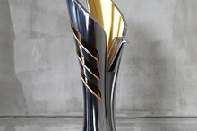 シンガポール航空、F1シンガポールグランプリの優勝トロフィーを初披露