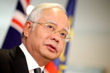 マレーシア首相の顔写真をスリッパで陵辱、写真公開の男を逮捕
