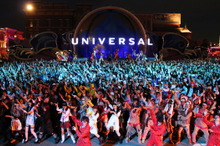 USJに踊るゾンビ2000体…空前の“ハロウィーン・イベント”