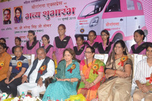 インドのタタ、初の女性専用四輪リキシャの営業運転を開始