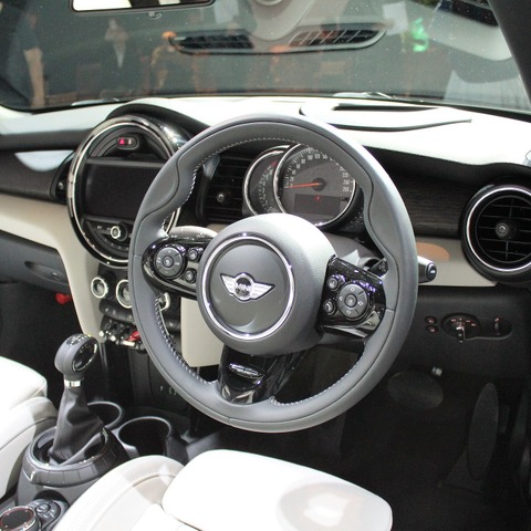 【MINI コンバーチブル 新型】センターメーターは「今後も必ず残る」 画像