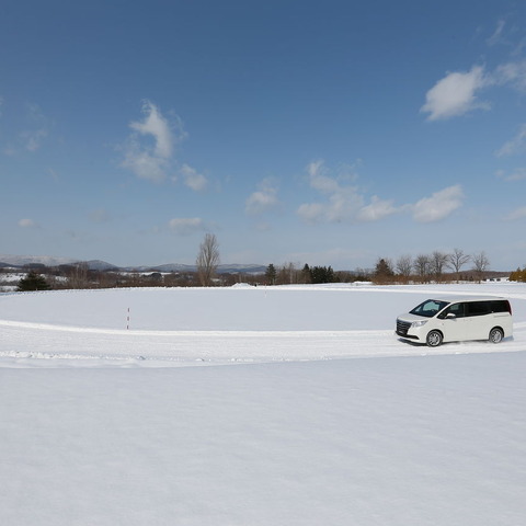 横浜ゴムの北海道テストコースで試走…新たなタイヤ開発の場 画像