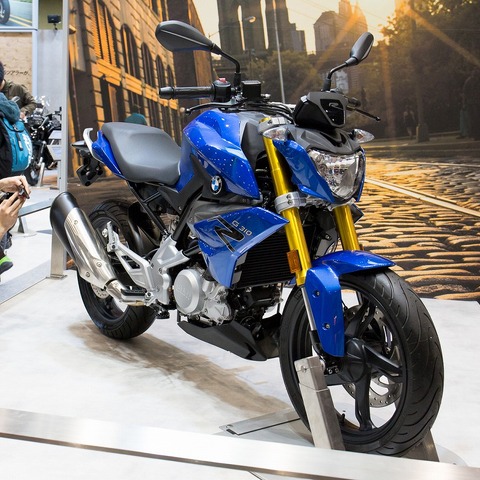 【東京モーターサイクルショー16 動画】BMW初のスモール「G310R」公開、電動マキシスクーターも 画像