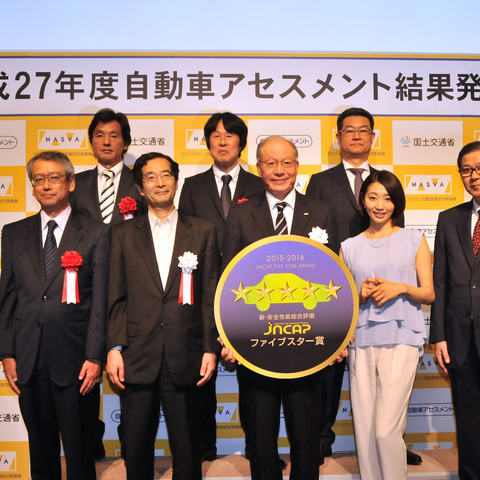【JNCAP2015】表彰式に眞鍋かをりさん「買うクルマの安全性わかるのは良いこと」」 画像