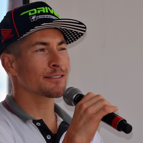 【鈴鹿8耐】ニッキー・ヘイデン、日本のファンらと自らのバースデーを祝う 画像