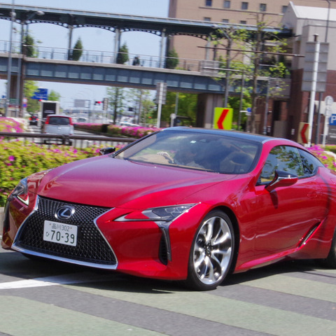 【レクサス LC500 試乗】LFA 直系を感じさせるV8の乾いた咆哮…諸星陽一 画像