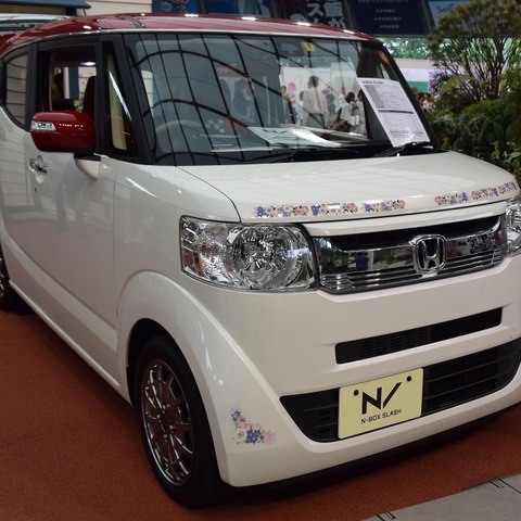 バラ模様のホンダ車に「え~これ可愛い」…バラとガーデニングショウが開幕 画像