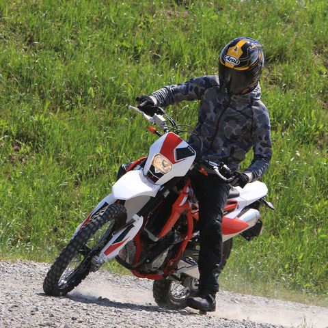 【SMW RS125R 試乗】待望の“原付2種”フルサイズオフローダー…青木タカオ 画像
