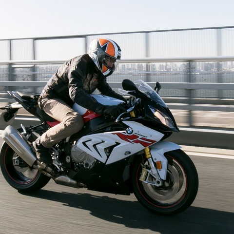 【BMW S1000RR 動画試乗】最新の電制により公道でもハイスペックを楽しめる…佐川健太郎 画像
