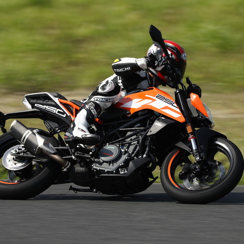 【KTM 250デューク 試乗】フルバンクが楽しい、自在に振り回せるコーナーロケット…青木タカオ 画像