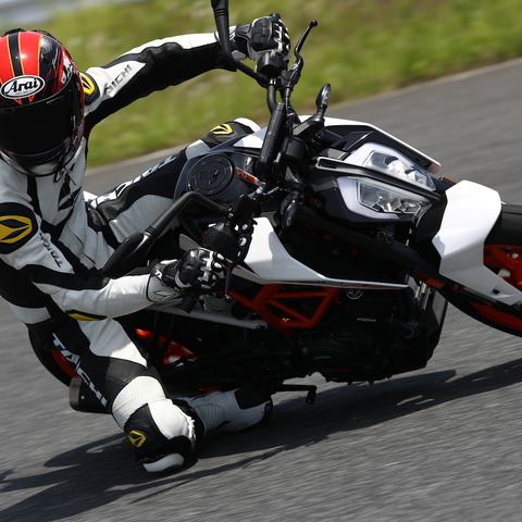 【KTM 390デューク 試乗】見てウットリ、走りのアツさと先進技術も魅力…青木タカオ 画像