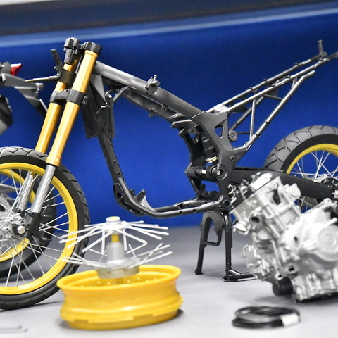 【タミヤ 1/6アフリカツイン 発売イベント】リムにスポークを組むのも実車と同じように! タミヤのこだわりにホンダ開発陣も舌を巻く 画像