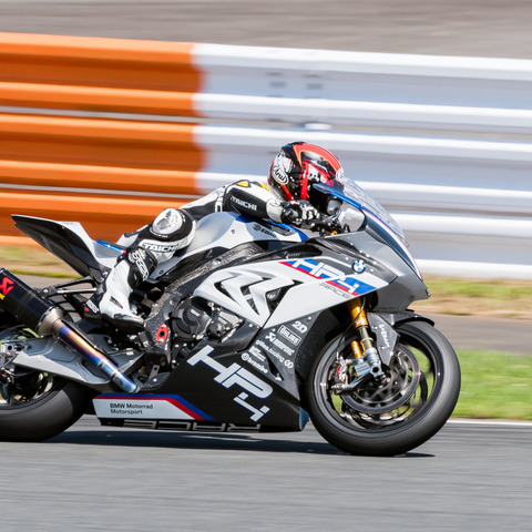 【BMW HP4 RACE 試乗】最強・最高峰マシンはサーキットビギナーにも楽しめる…青木タカオ 画像