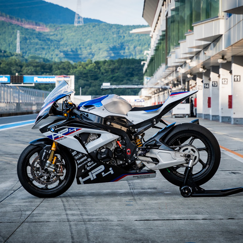 【BMW HP4 RACE 公開】カーボンフレームが理想的な“たわみと剛性”を両立…プロダクトマネージャー談 画像