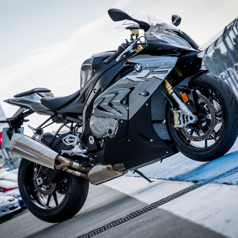 【BMW S1000RR 試乗】コントロール性の高さと安心感が、もっと攻めようという気にさせる…青木タカオ 画像