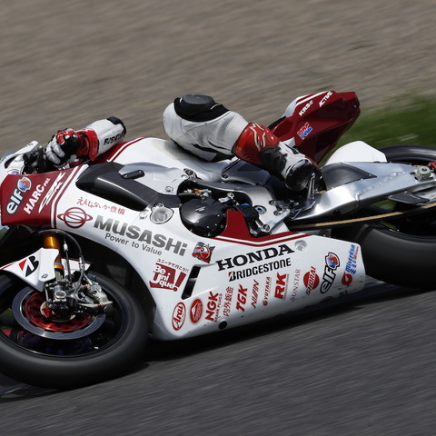 【鈴鹿8耐】チームメイトを黙らせるためにもトップタイムを維持…高橋巧 画像